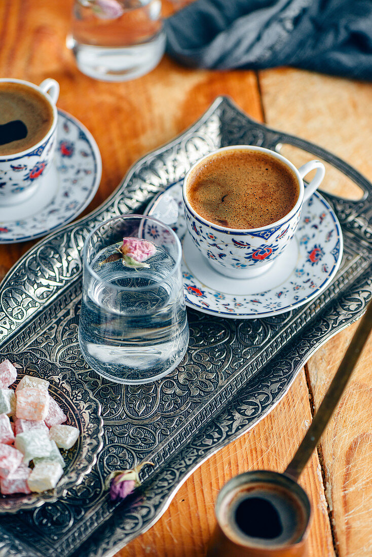 Türkischer Kaffee serviert mit einem Glas Wasser und Lokum auf Tablett (Türkei)