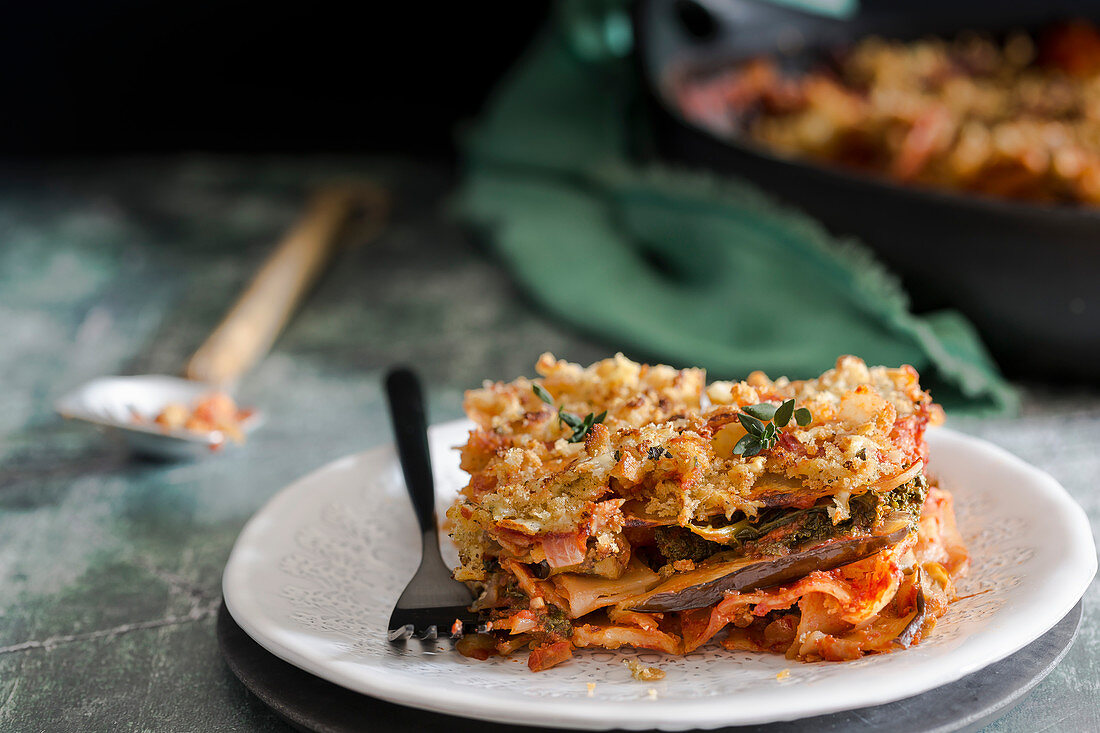 Ofengebackene Auberginen-Lasagne auf Teller