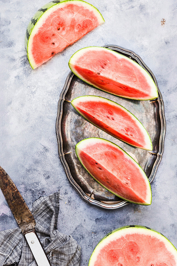 Wassermelone, in Spalten geschnitten auf Silbertablett (Aufsicht)