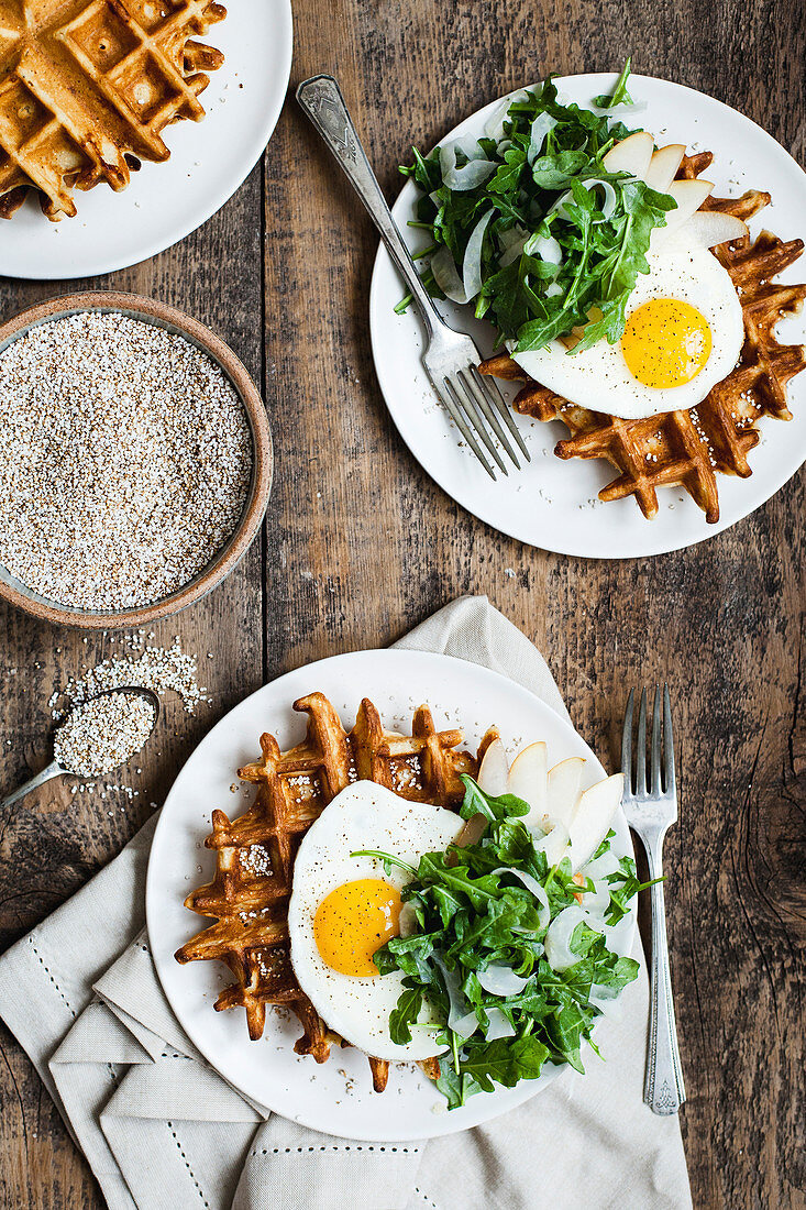 Pikante belgische Waffeln mit Spiegelei und Rucola (Aufsicht)