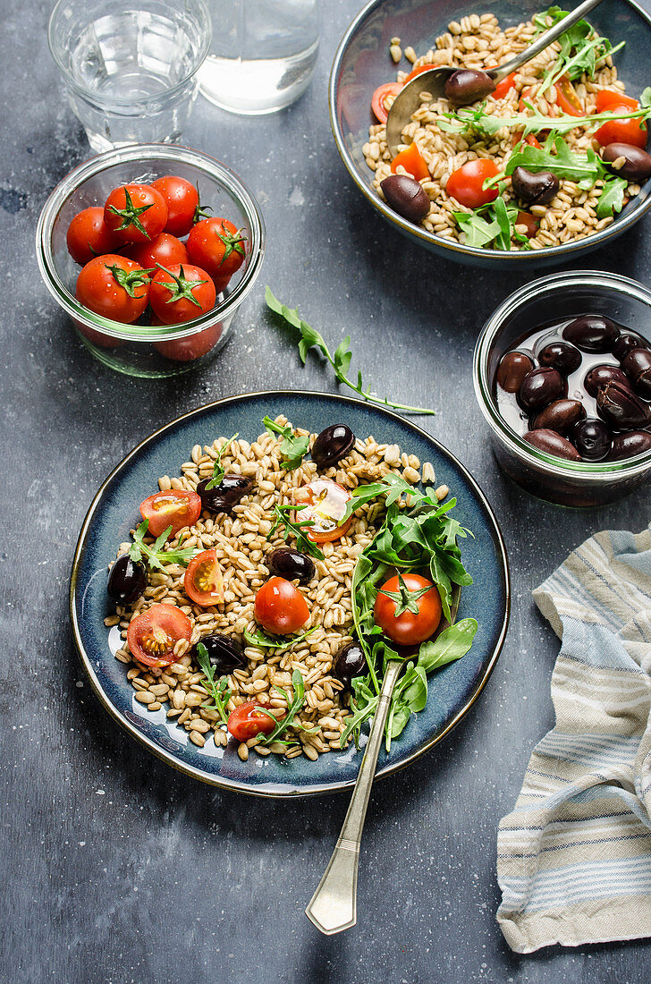 Dinkelsalat mit Kirschtomaten, schwarzen Oliven und Rucola