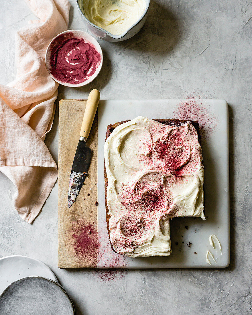 Red Velvet Blechkuchen mit Frischkäse-Frosting und Rote-Bete-Pulver