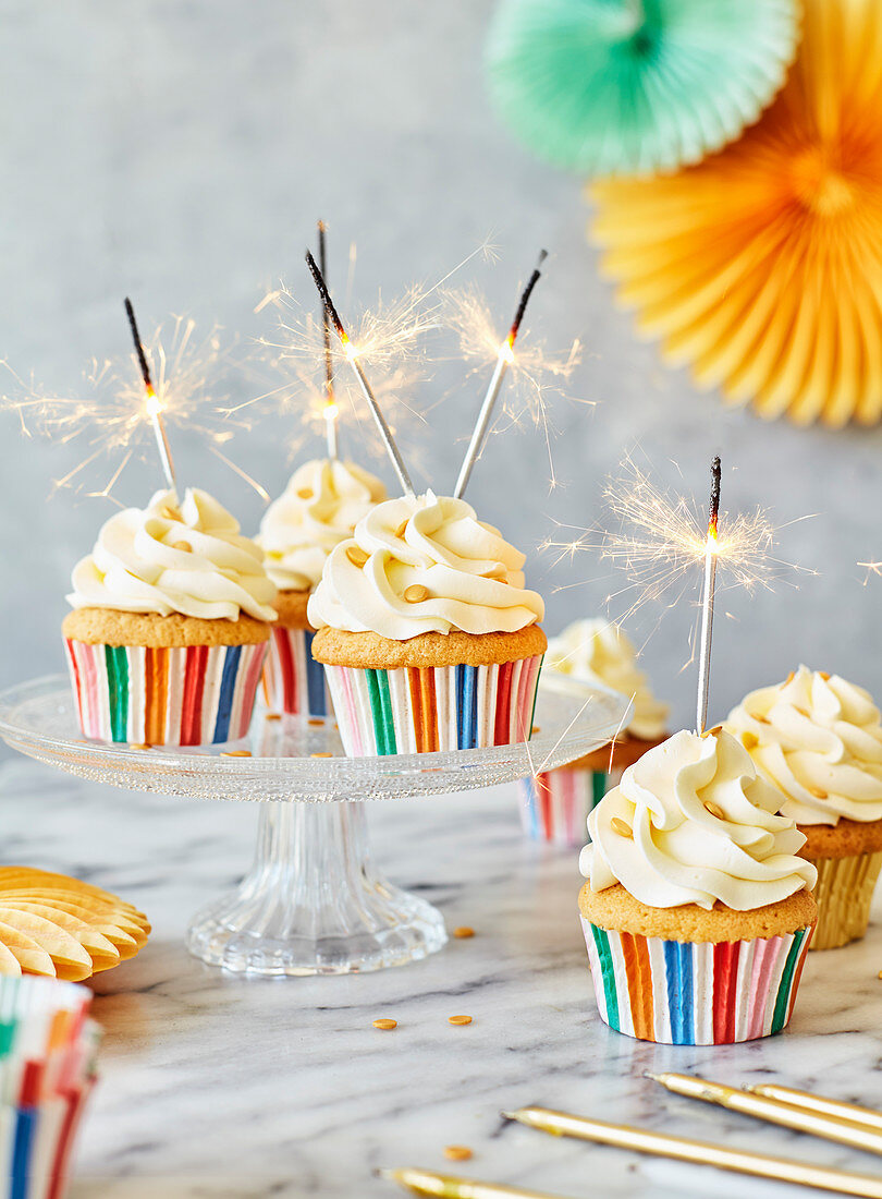 Party-Cupcakes mit Frosting und Wunderkerzen