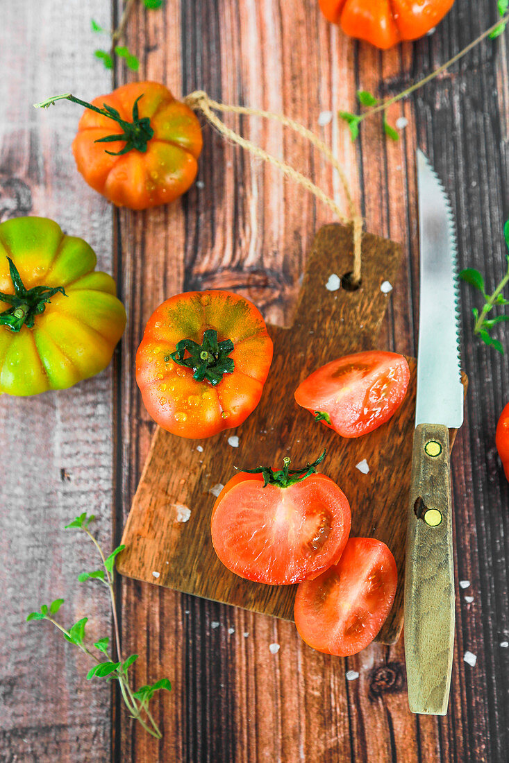 Frische Tomaten für Salat