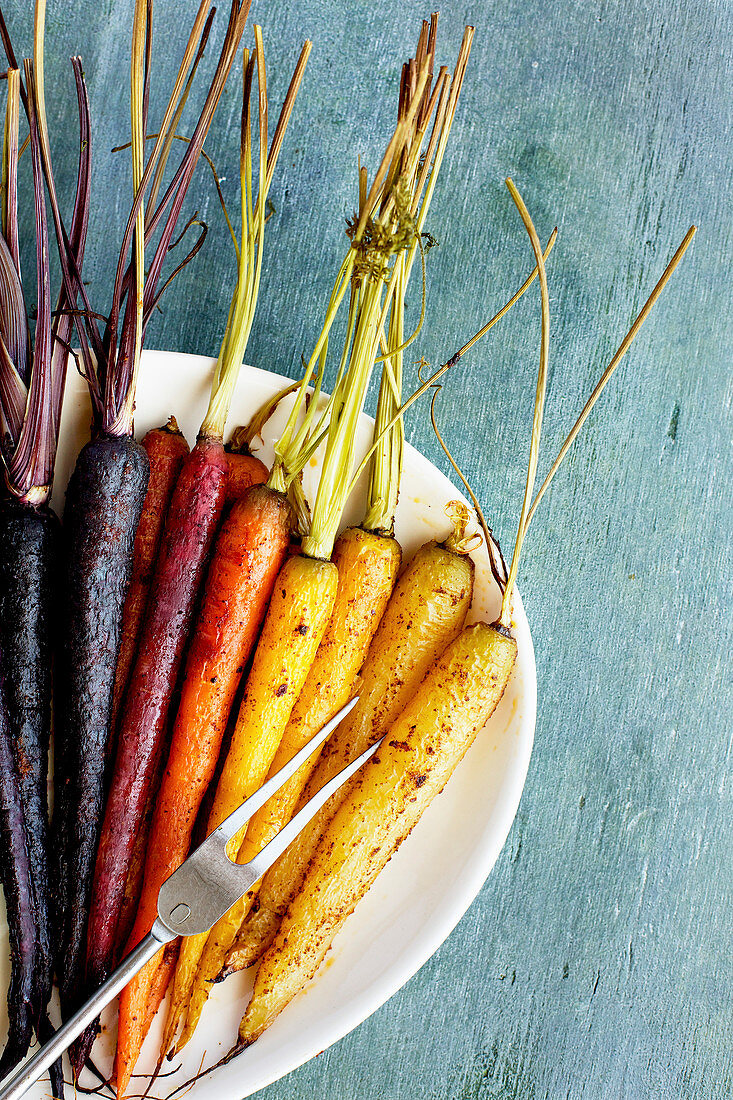 Geröstete Regenbogen-Karotten mit Sumach (Aufsicht)