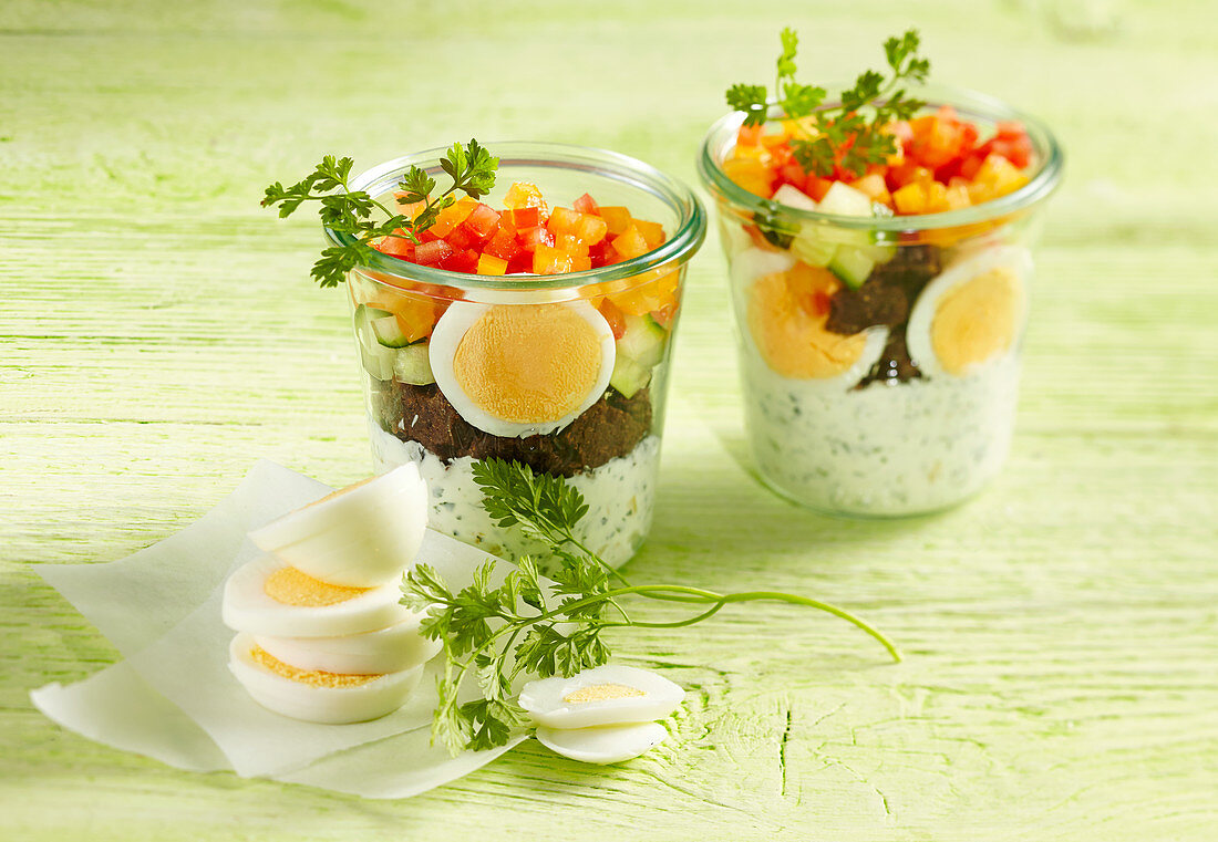 Sandwich mit Ei im Glas mit Pumpernickel, Kräuterquark und gekochtem Ei