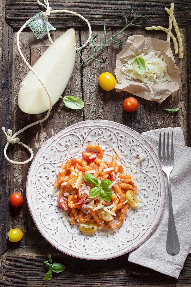 Nudeln mit Tomaten, Käse und Basilikum