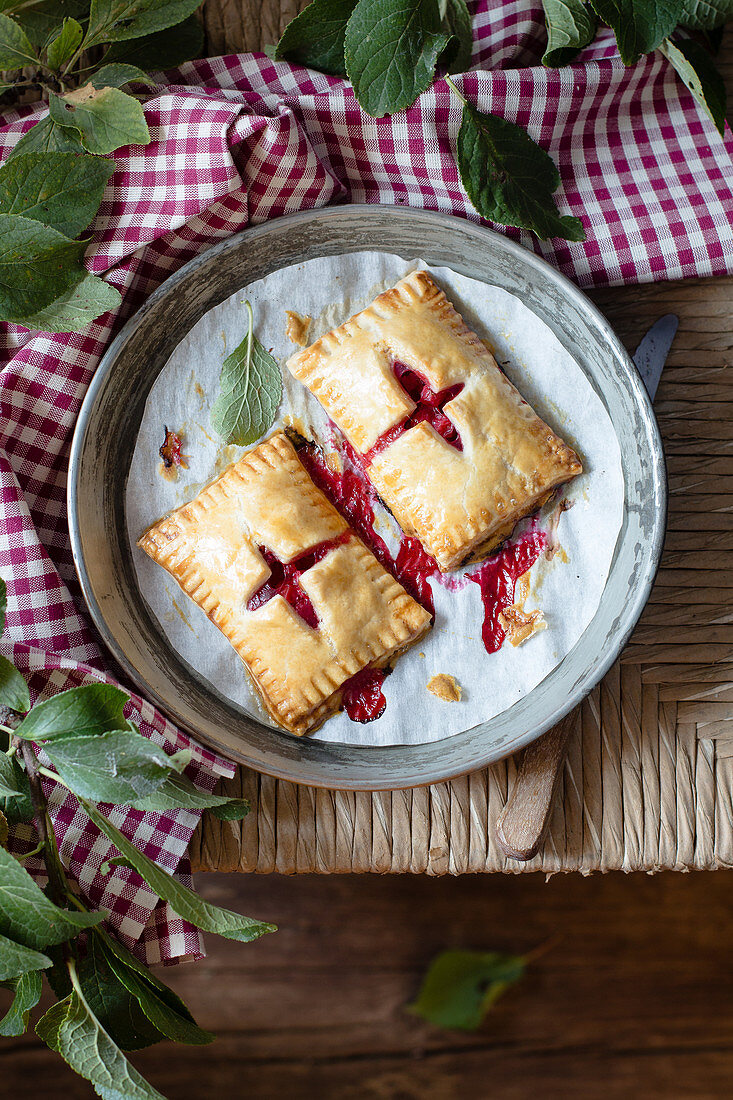 Hand Pies mit rote Johannisbeerfüllung