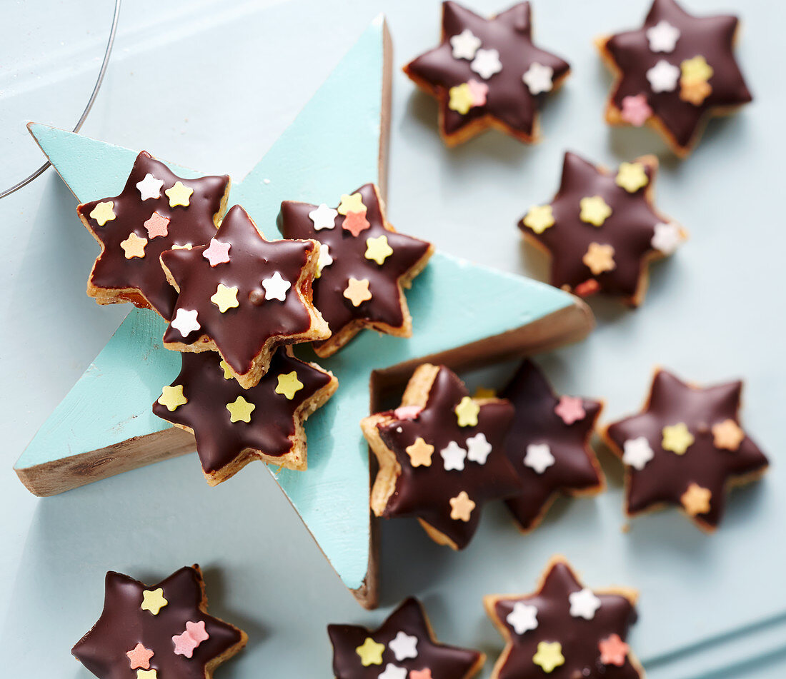 Nut stars with dark chocolate, filled with currant jelly