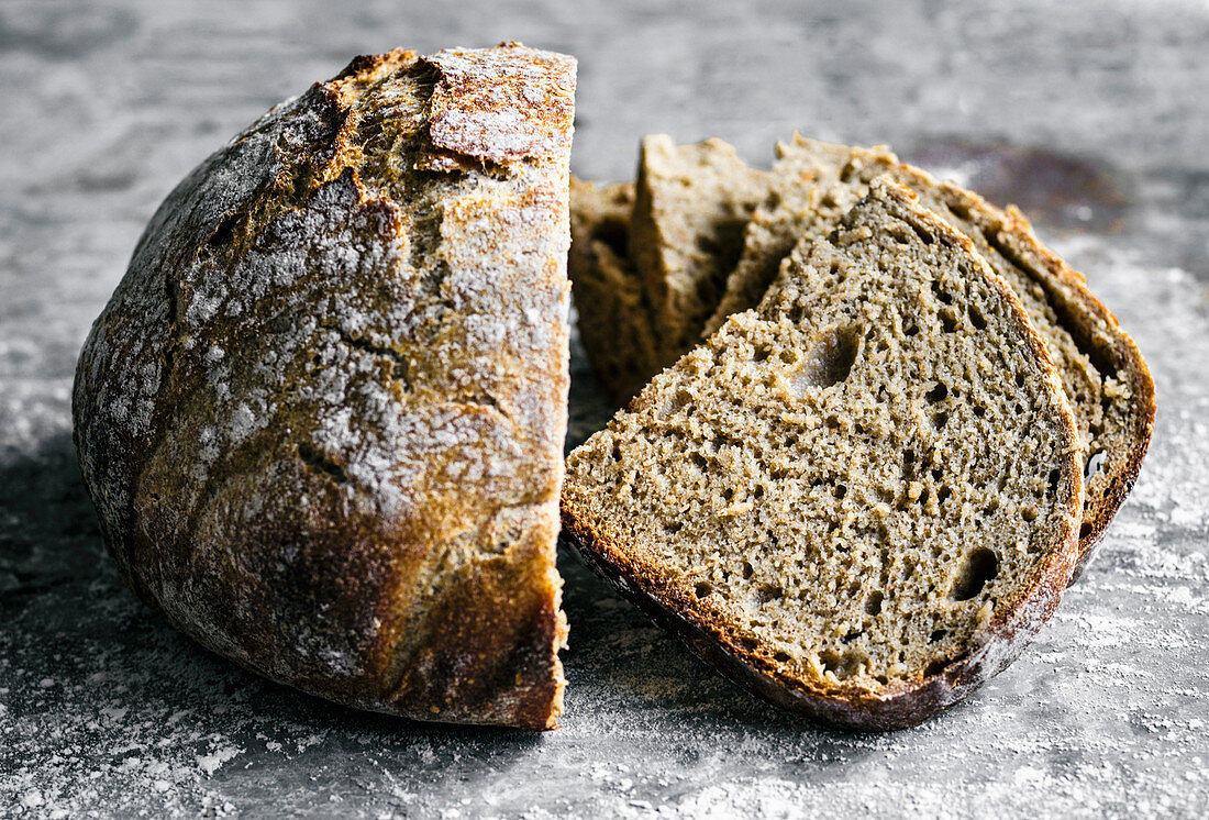 Knuspriges Übernachtbrot mit Roggen und Dinkel, angeschnitten (Nahaufnahme)