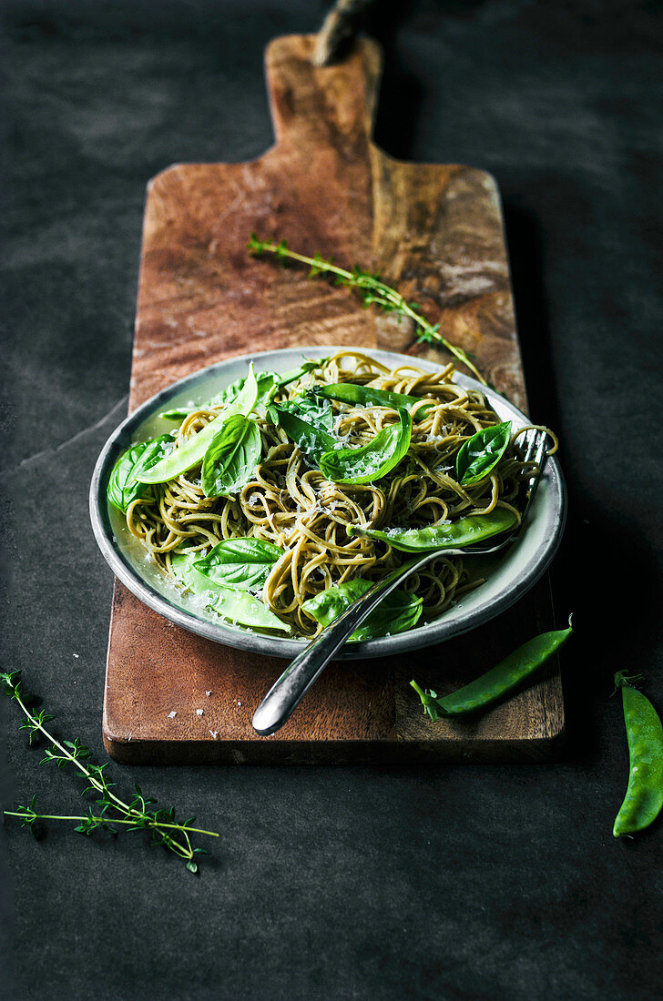 Glutenfreie Spaghetti mit Erbsen, Basilikum und Thymian