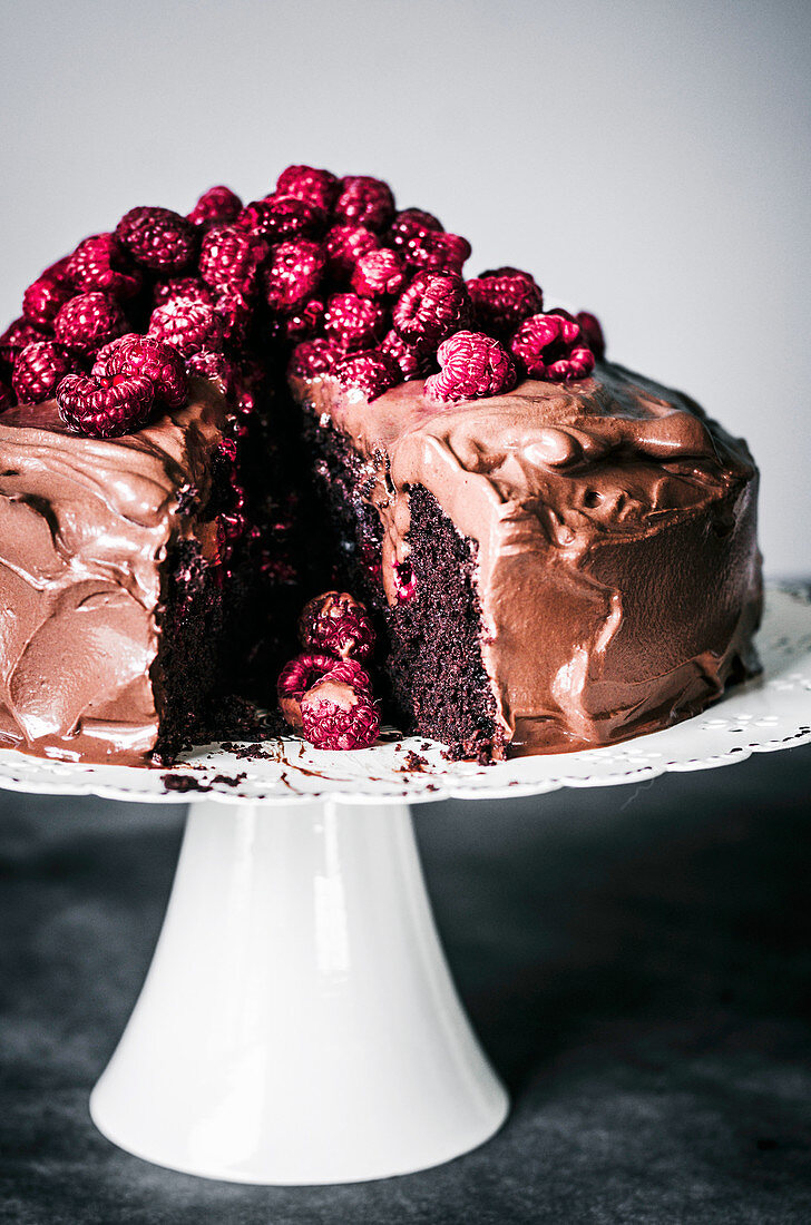 Schokoladentorte mit Kokos-Milchschokoladenganache und Himbeeren