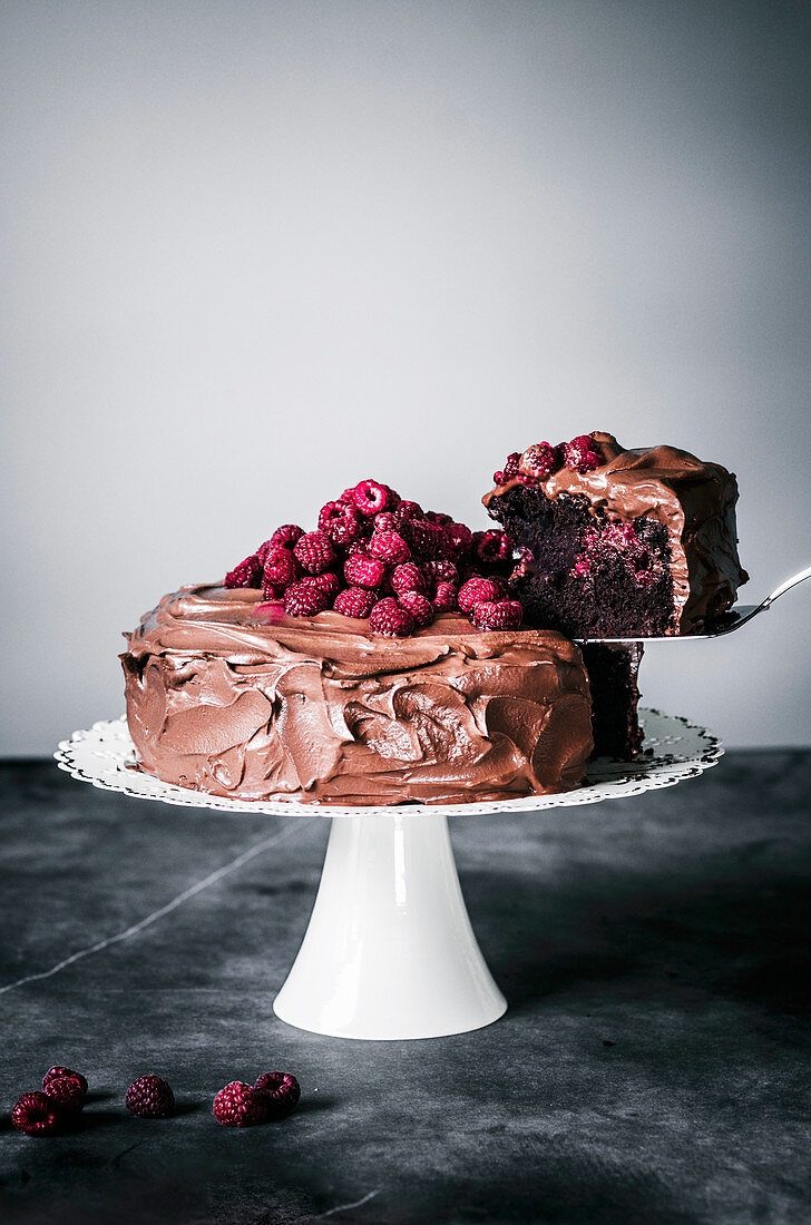 Schokoladentorte mit Kokos-Milchschokoladenganache und Himbeeren