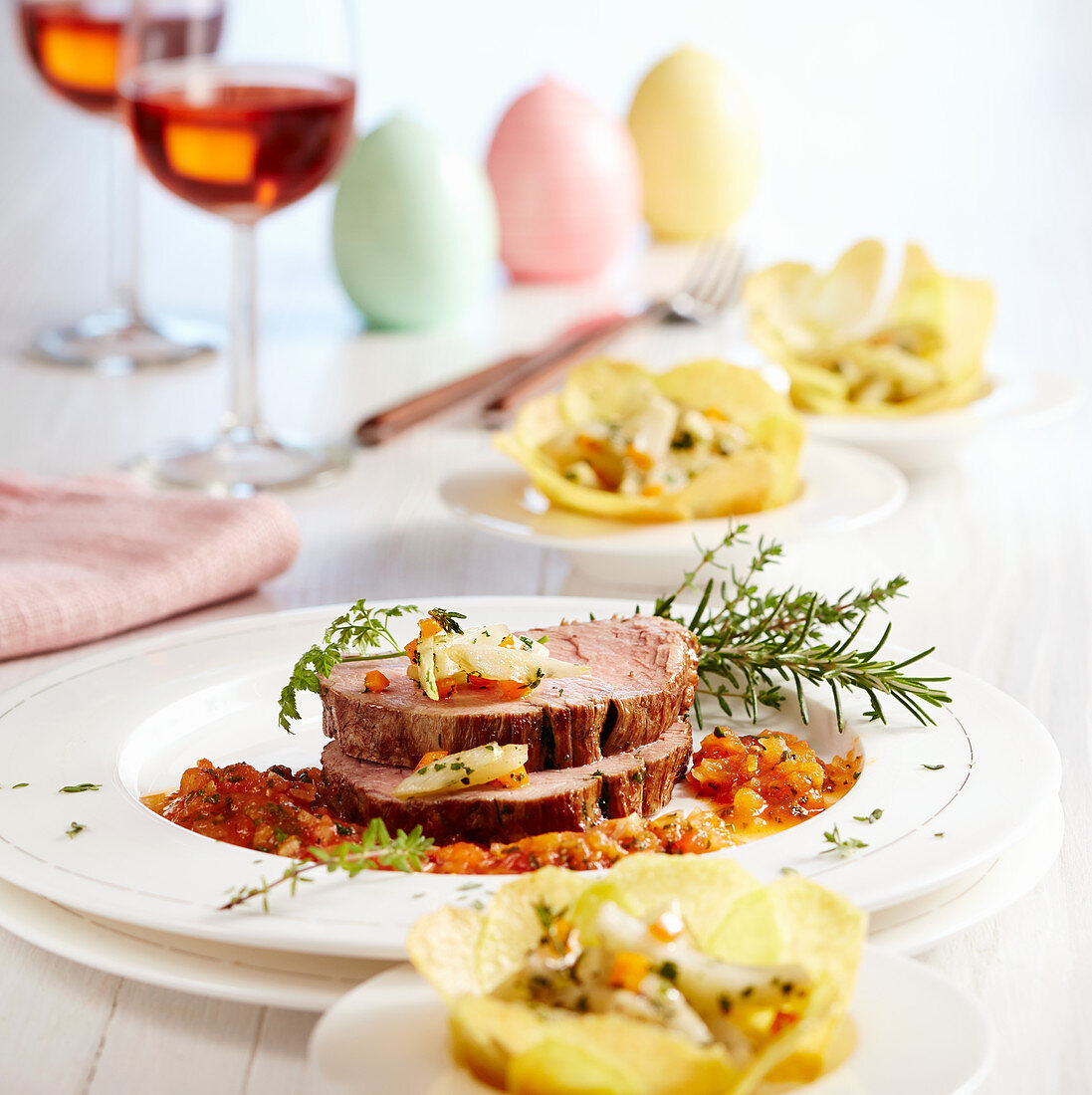 Roasted beef fillets ​​with spicy tomato sauce and fennel in potato baskets