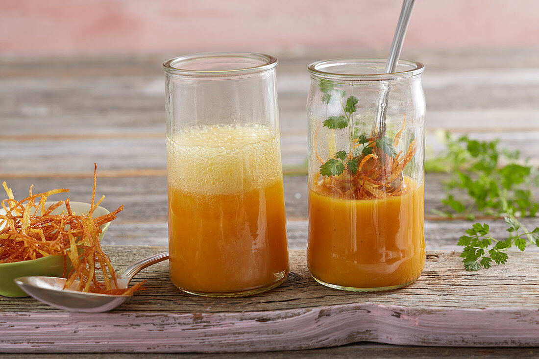 Karotten-Apfel-Suppe mit Kartoffelstroh im Weckglas zu Ostern