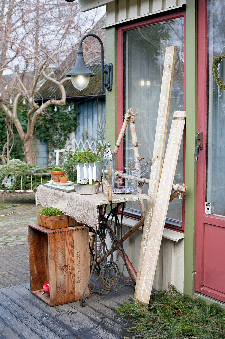 Weihnachtsdeko aus Naturmaterial auf der Terrasse