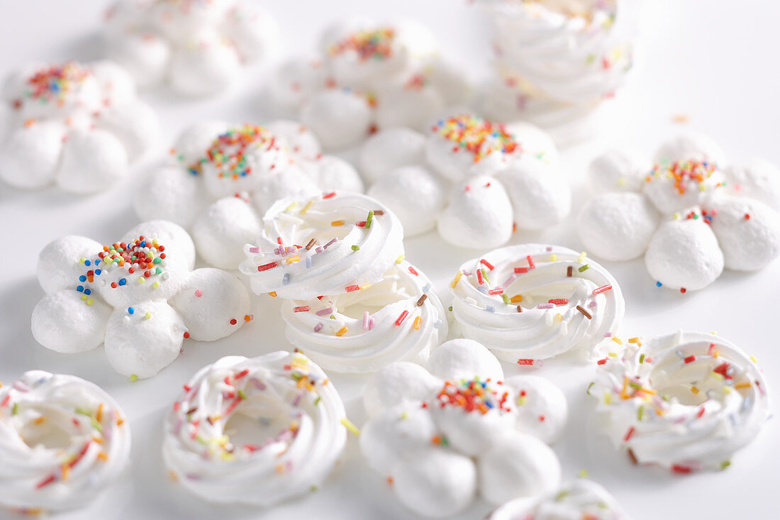 Delicate Christmas meringues