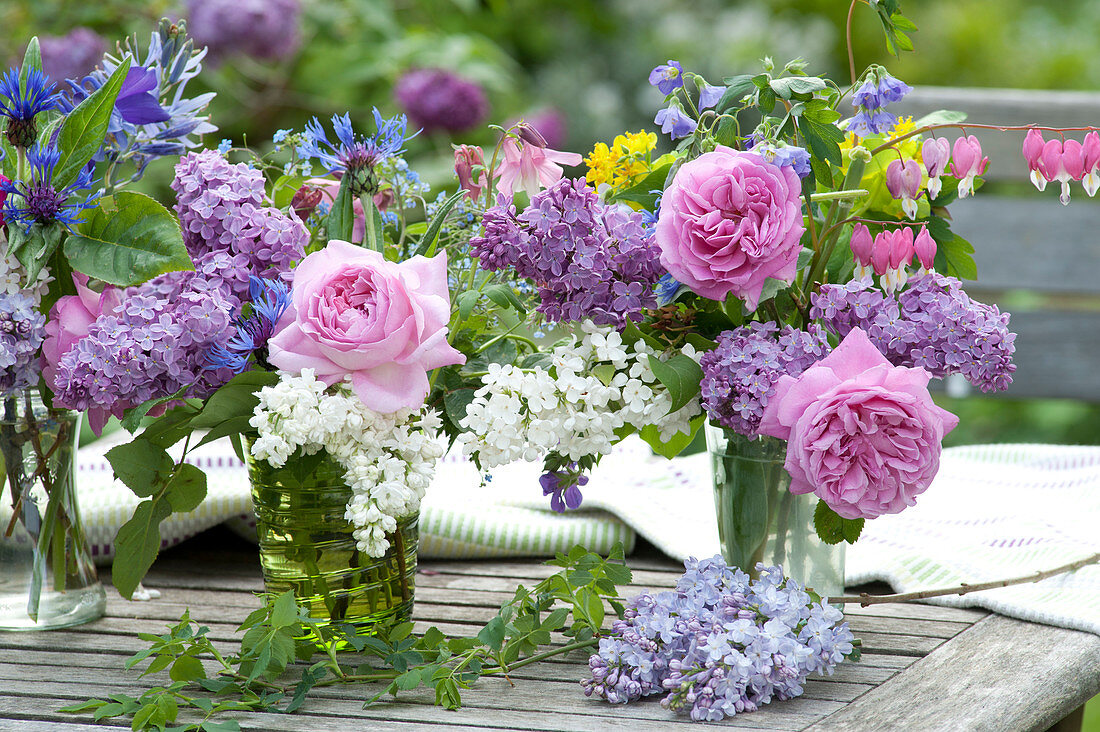 Small Bouquets With Roses And Lilac