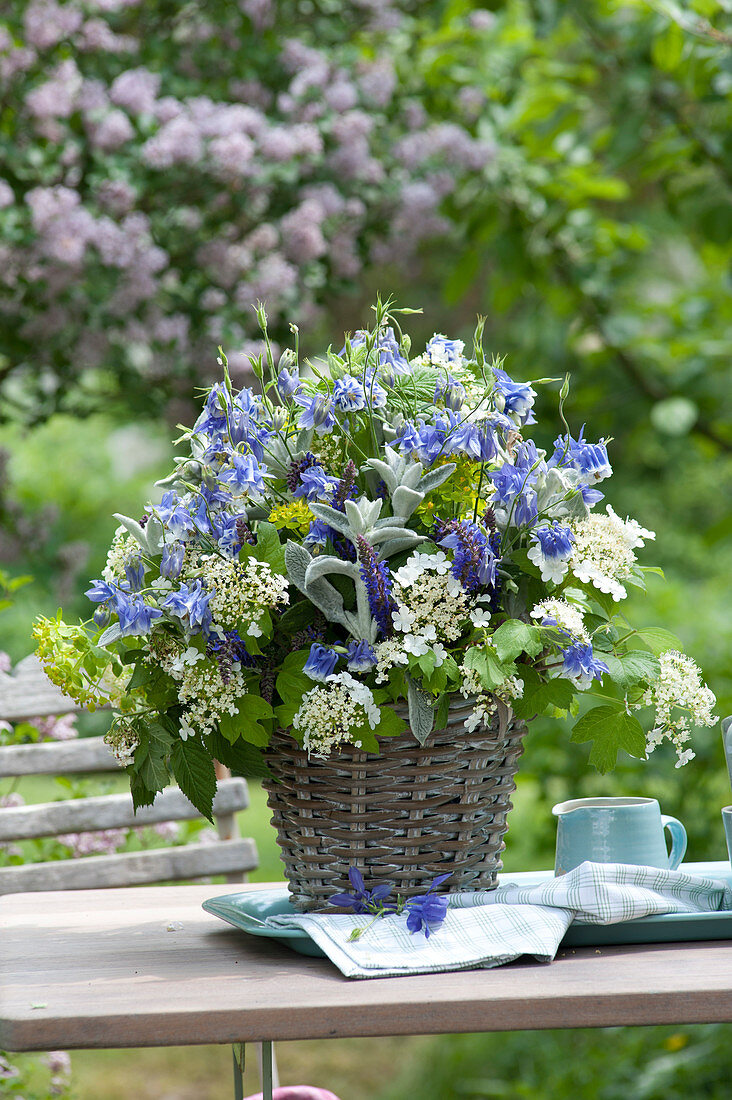 Blau - weißer Frühsommer - Strauß im Korb