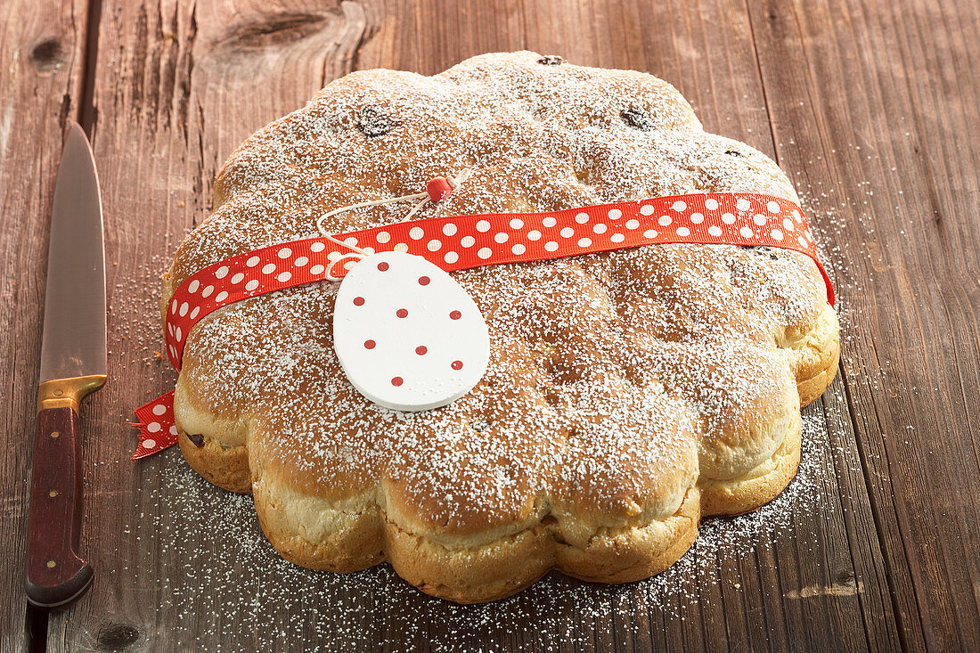 Yeast Easter bread with sultanas, lemon and orange peel (Holland)