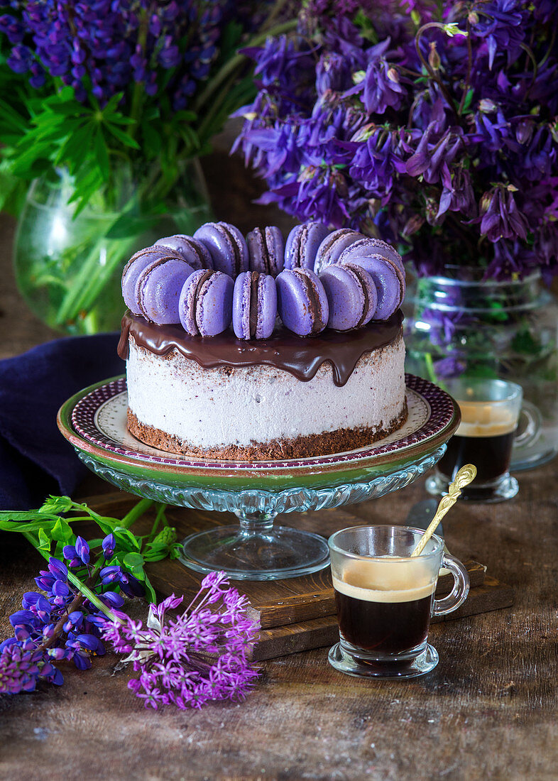 Festliche Brombeertorte mit Schokoladenglasur und blauen Macarons