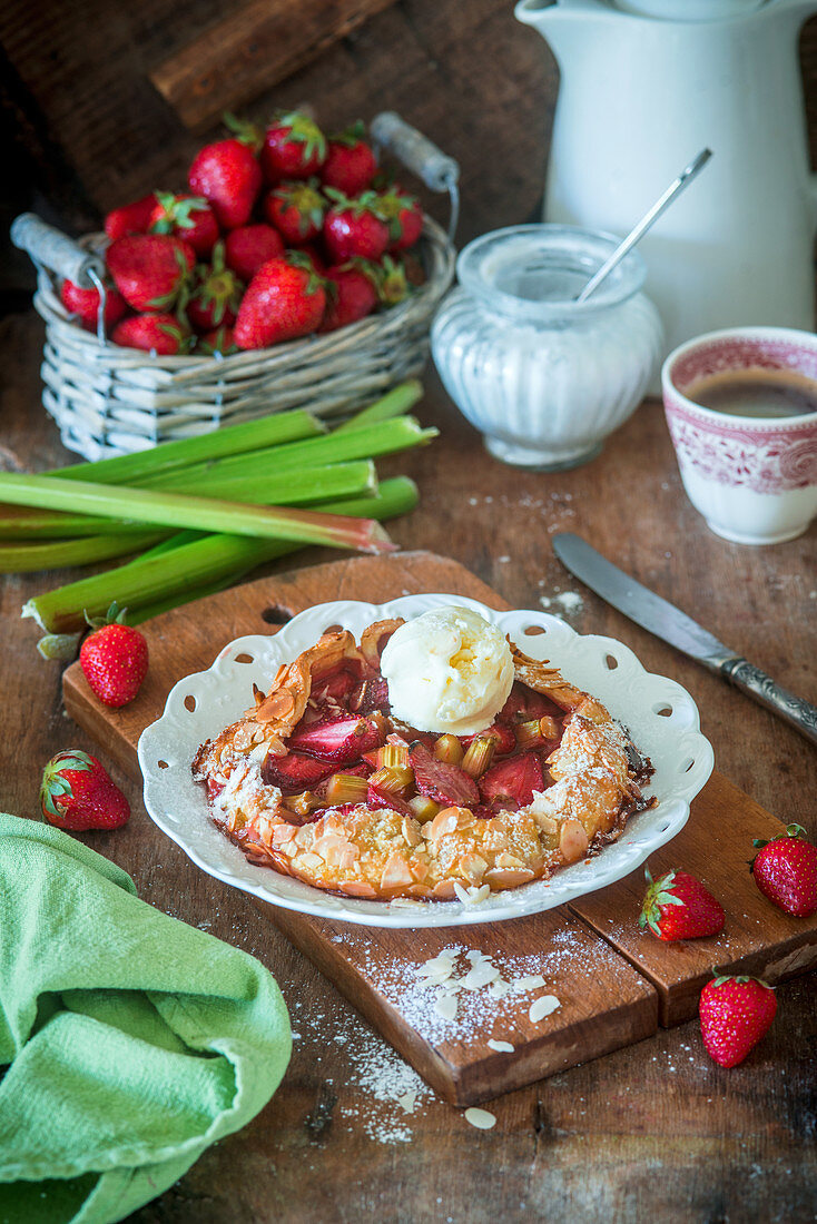 Erdbeer-Rhabarber-Galettes mit Vanilleeis