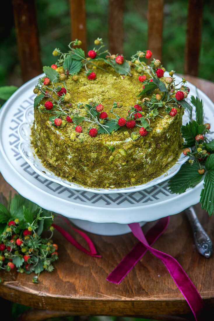 Wild strawberries pistachio cake