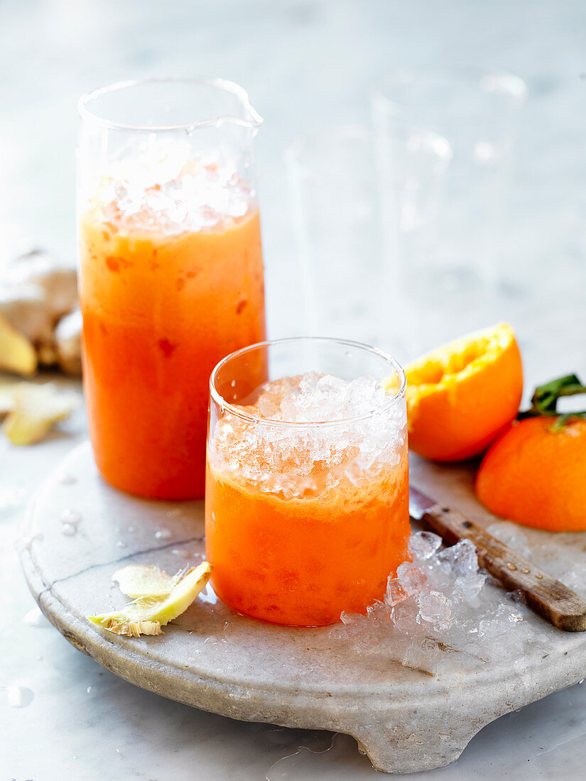 Orangen-Möhren-Saft mit Crushed Ice