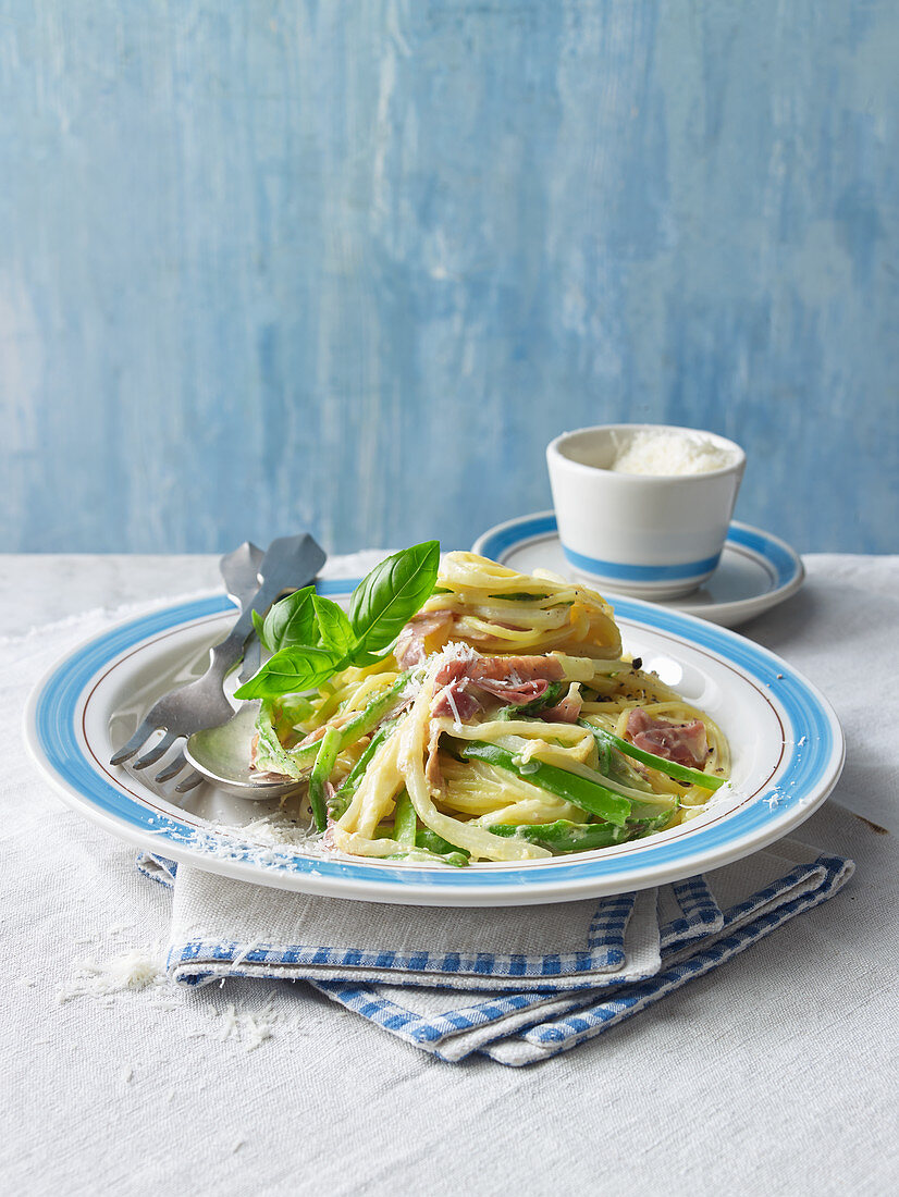 Spargel Carbonara mit Basilikum