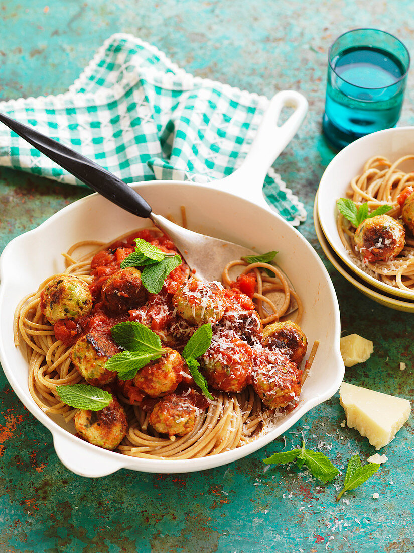 Pasta mit Hähnchen-Ricotta-Bällchen, Minze und Tomatensauce