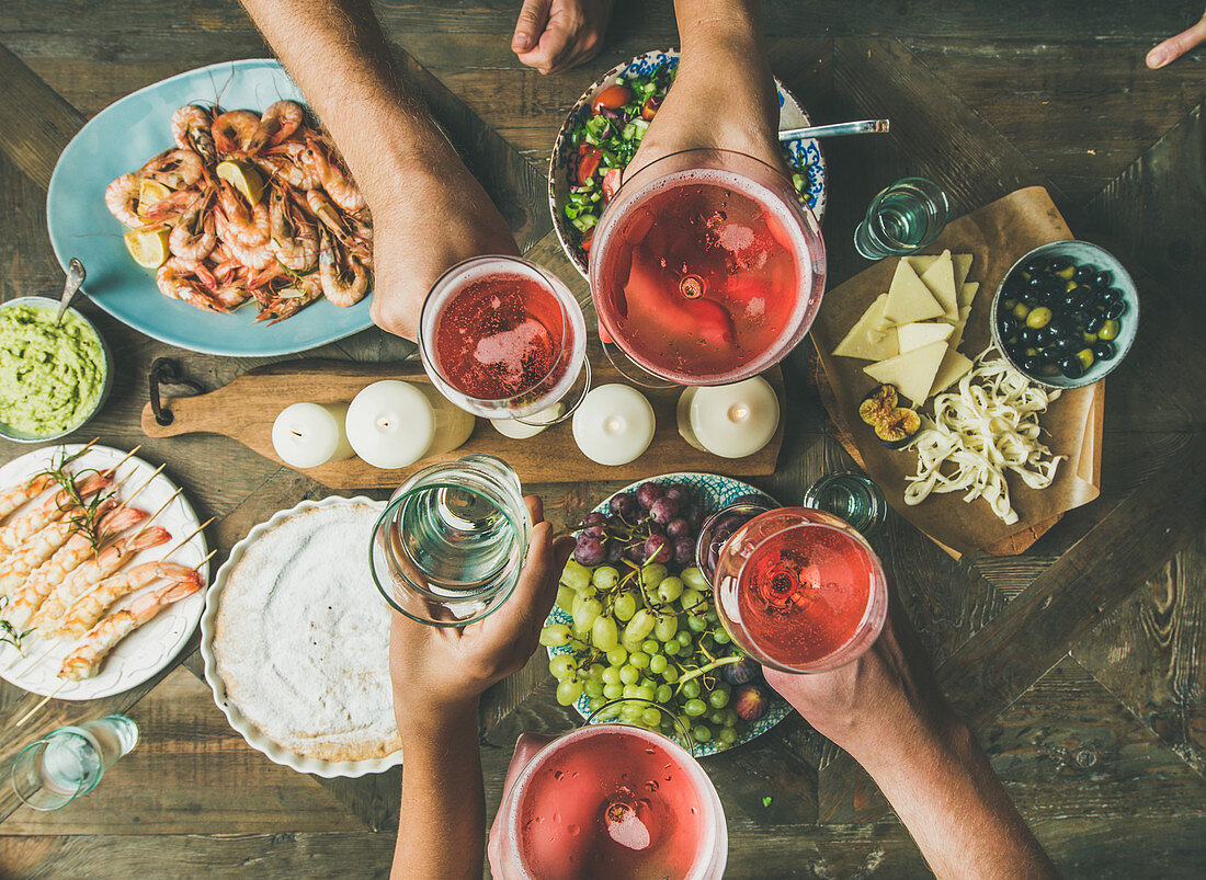 Fingerfood und Snacks serviert mit Sektcocktail zu Weihnachten