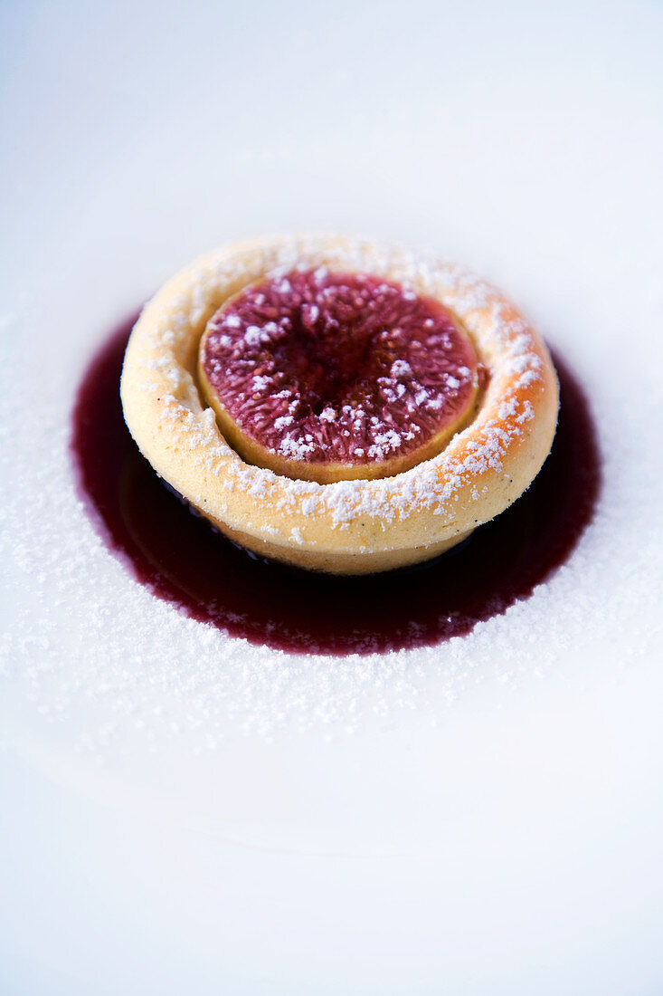 A tartlet-shaped foam omelette with figs and fig jus
