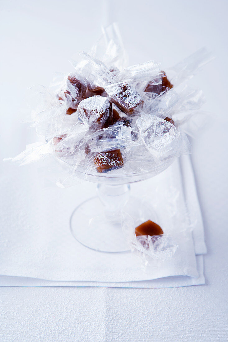 Karamellbonbons mit Vanille und Lavendel in Cellophan verpackt