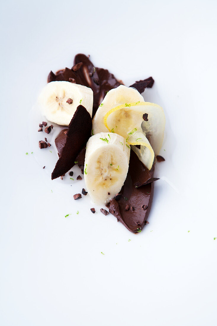 Bananendessert mit Zartbitterschokolade und Zitrone