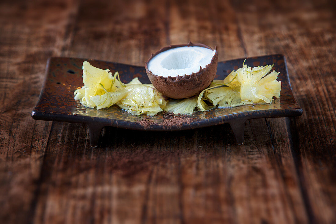 Ananas-Carpaccio mit geeister Kokosnuss