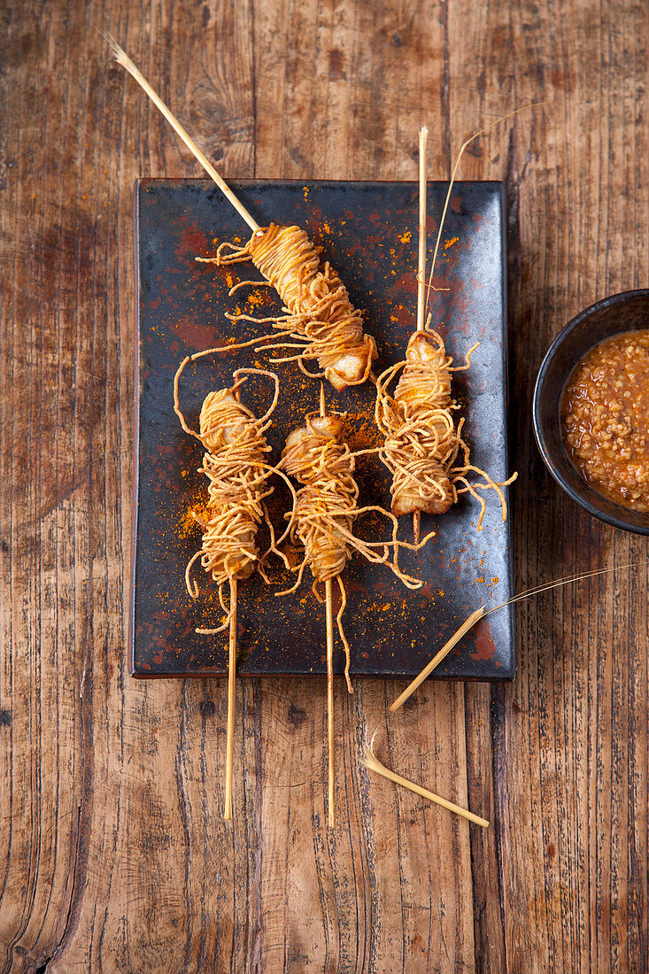 Hähnchen-Satay im knusprigen Nudelmantel mit Erdnusssoße