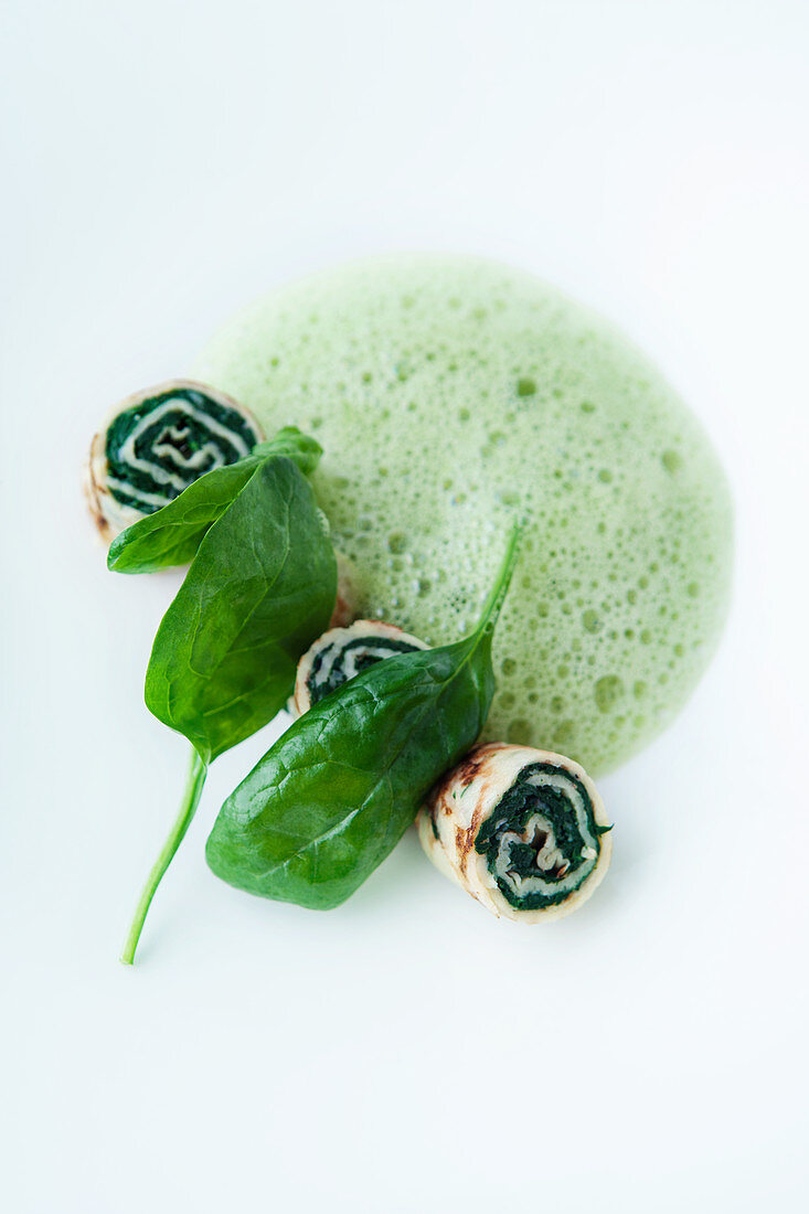 Spinach foam with spinach crepes