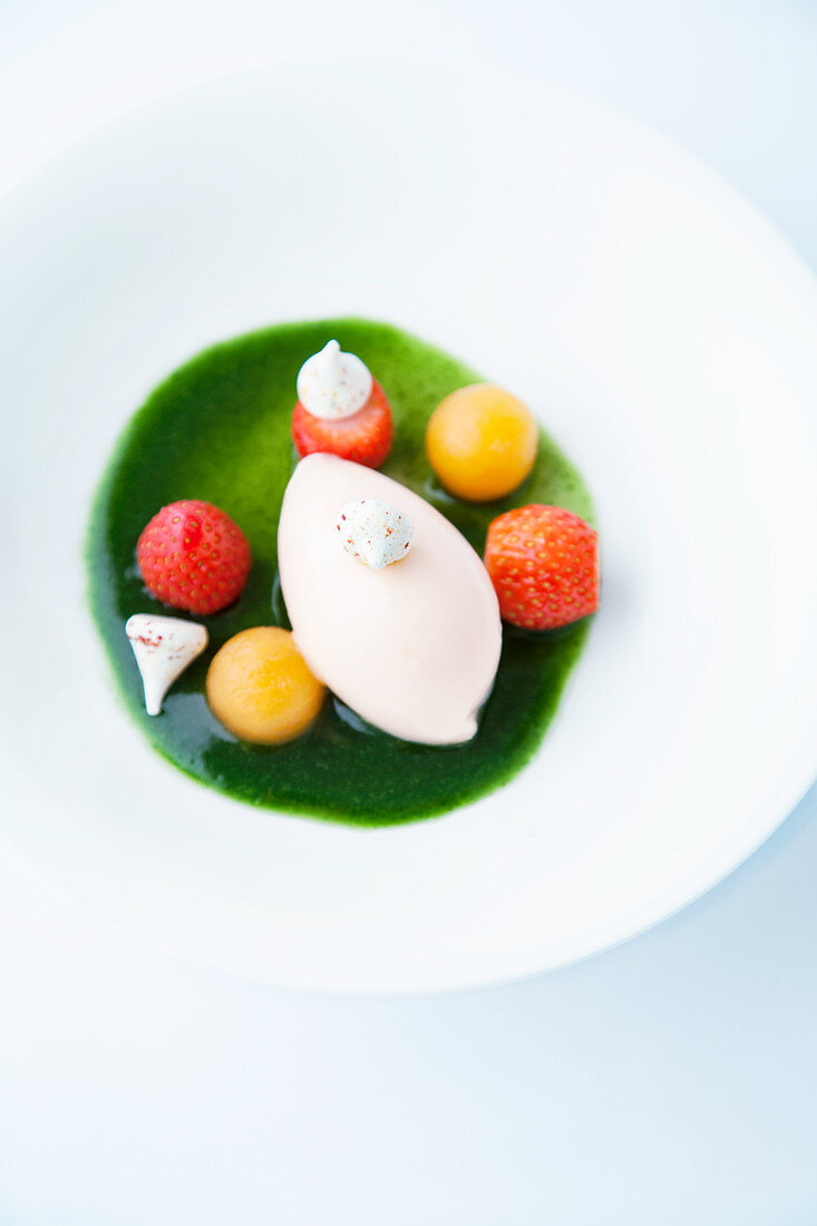 Melonensorbet auf Minzcoulis