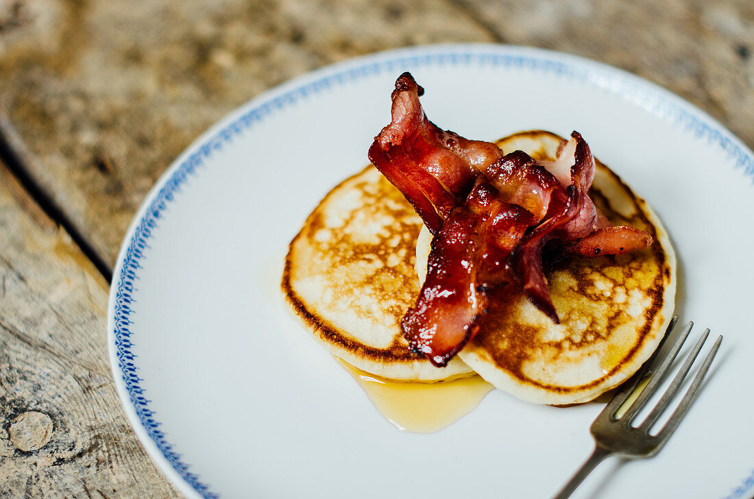 Pancakes mit Bacon und Ahornsirup (USA)