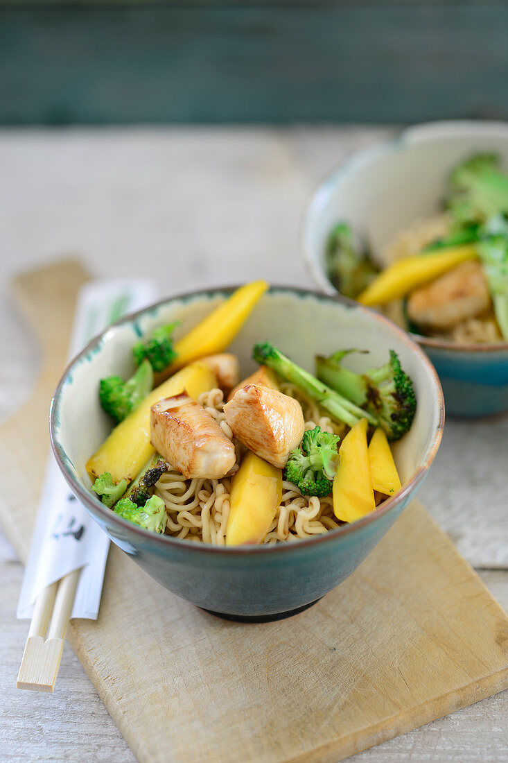 Oriental noodles with chicken, mango and broccoli