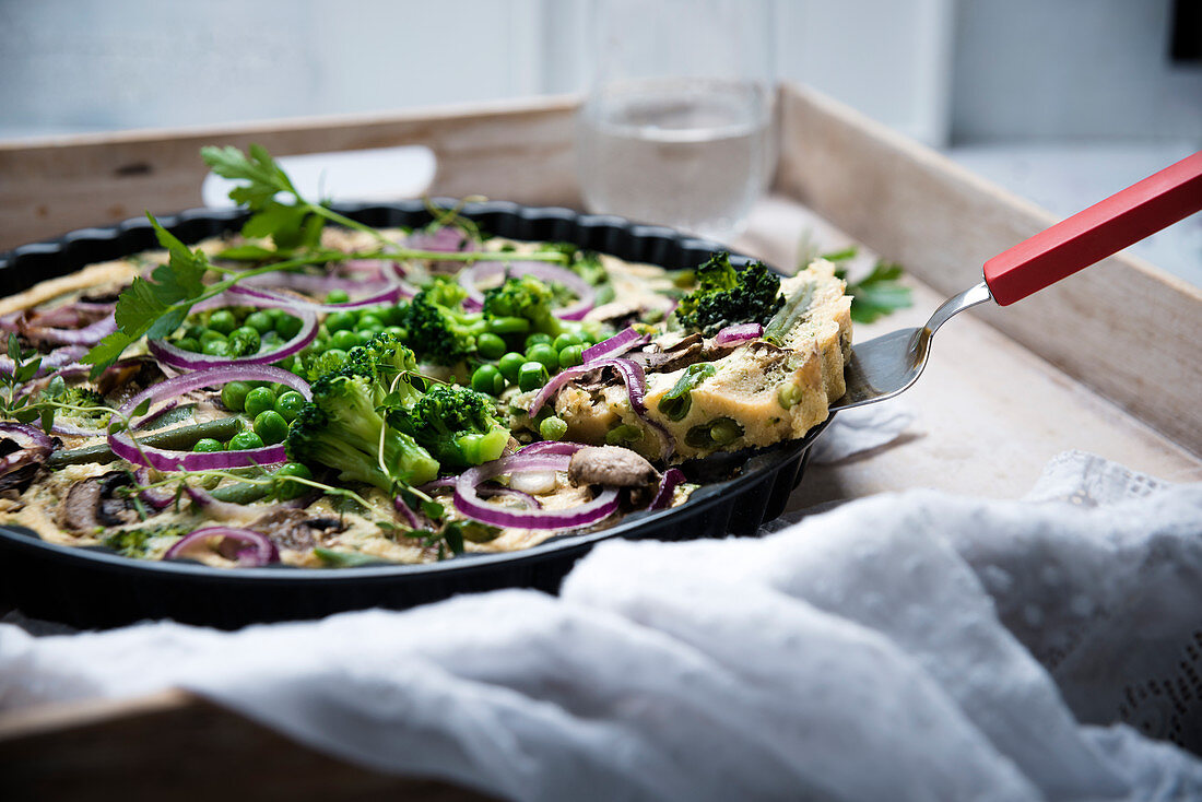 Vegane Frittata mit Bohnen, Erbsen, Brokkoli, Pilzen und Zwiebeln