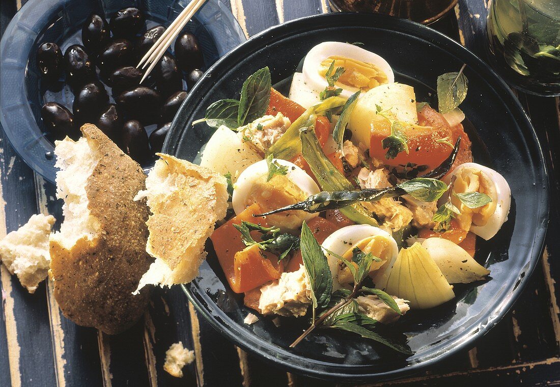 Mediterraner Gemüsesalat mit Eiern & Thunfisch auf Teller