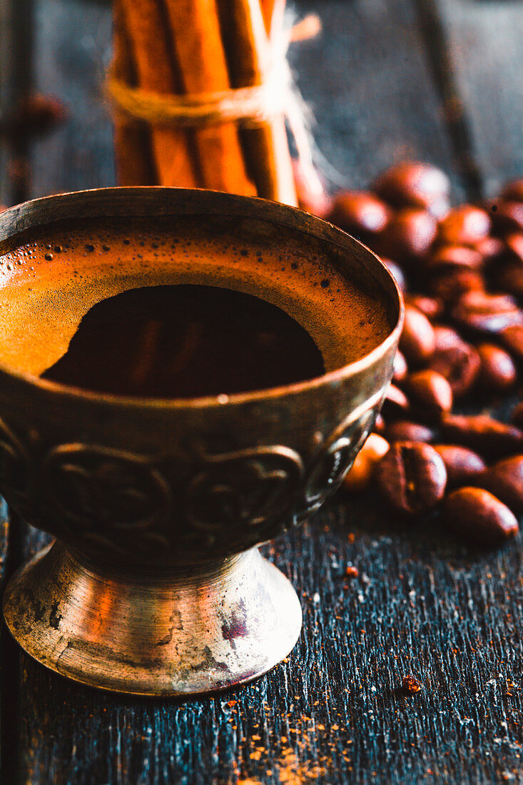 Türkischer Kaffee in Metalltasse