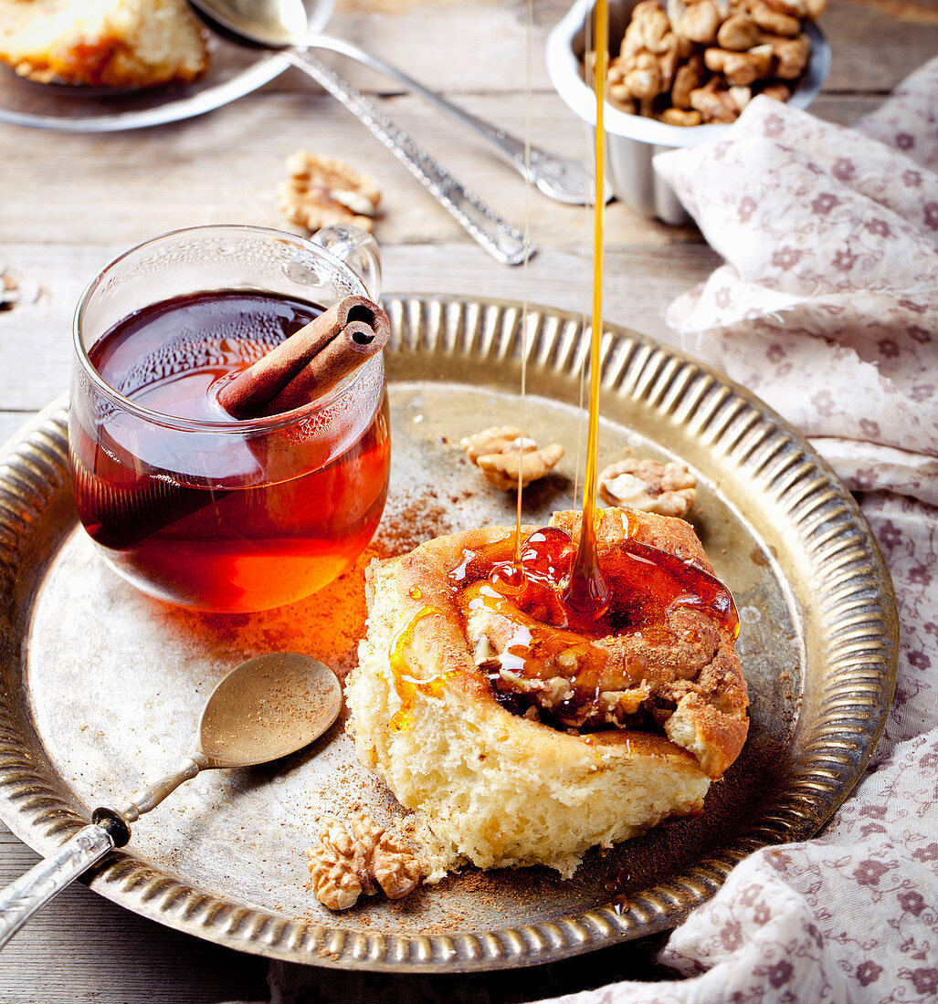 Cinnamon bun rolls with syrup and tea