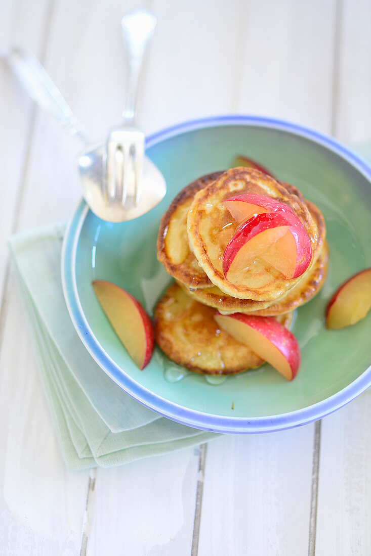 Minipfannkuchen serviert mit Pflaumenspalten