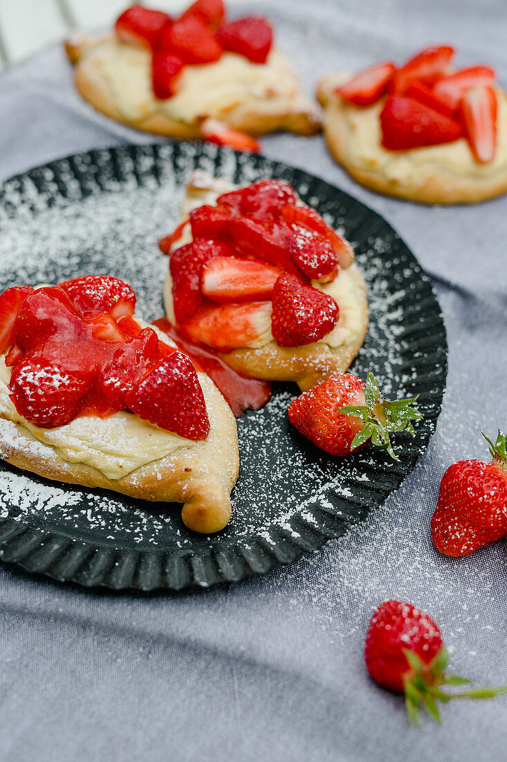 Hefeteigfladen mit Erdbeeren