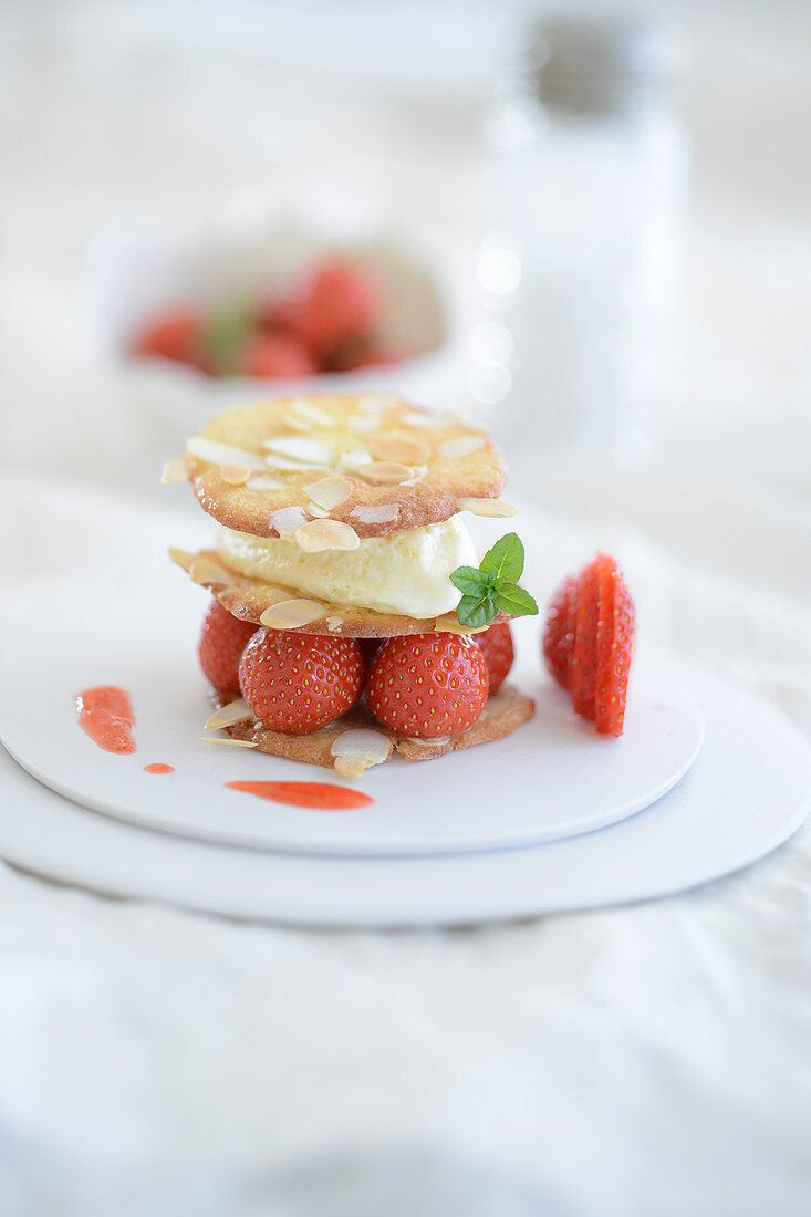 Almond biscuits with strawberries and honey cream