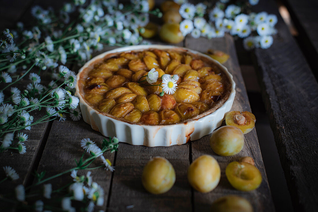 Tarte mit gelben Pflaumen in der Form