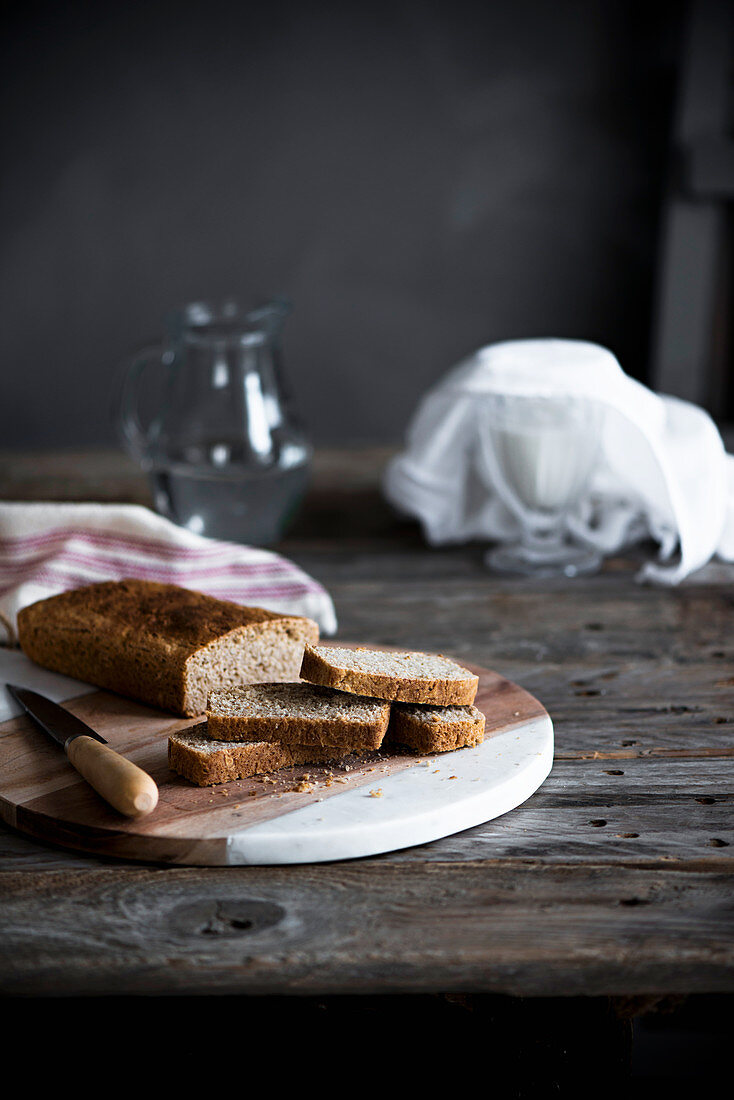 Selbstgemachter Kuchen auf Holztisch, angeschnitten