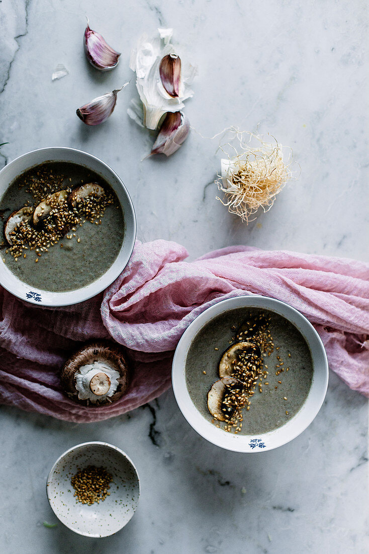 Pilzcremesuppe mit Knoblauch und Sesamsamen